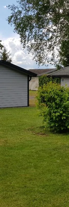 斯特比后花园山林小屋，位于Axvall的酒店