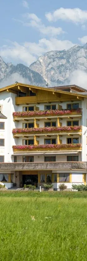 Hotel Cafe-Zillertal，位于齐勒谷地施特拉斯的酒店