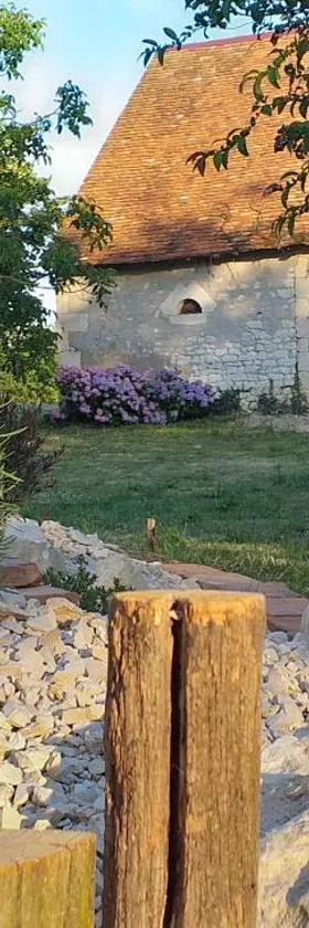 La BerryCurienne proche du Zoo de Beauval Saint-Aignan avec SDB, WC ET SPA PRIVATIF pour chaque chambre，位于Luçay-le-Mâle的酒店