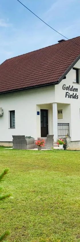 Apartment Golden Fields，位于斯莫利亚纳茨的酒店