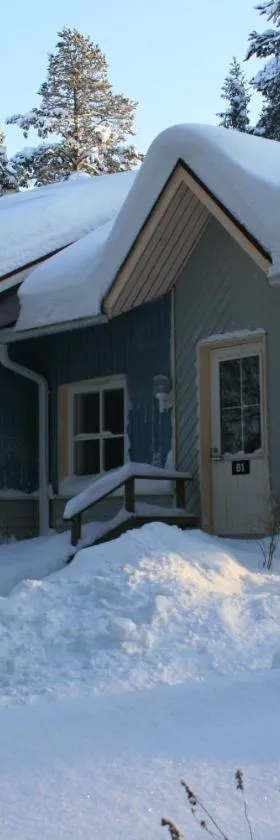 荒野中心鲑鱼湖酒店，位于Lohijärvi的酒店