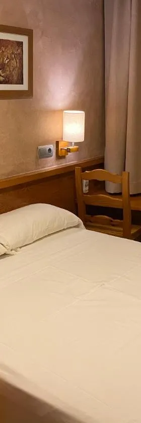 HOSTAL GALICIA CARDEDEU，位于卡德德乌的酒店