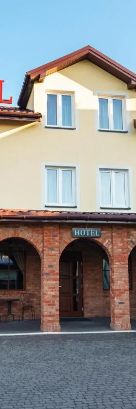 Dworek Nad Stawem & Łaźnia Piwna，位于马佐夫舍地区奥斯特鲁夫的酒店