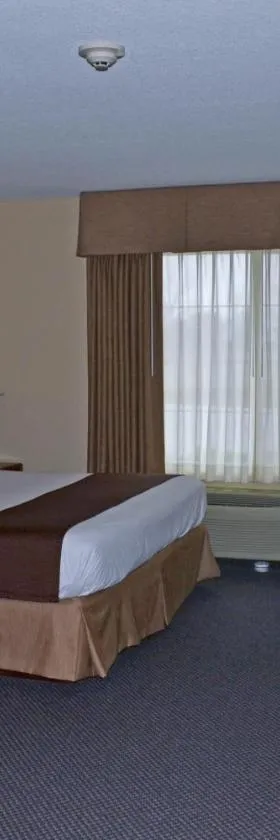 Paola Inn and Suites，位于Paola的酒店