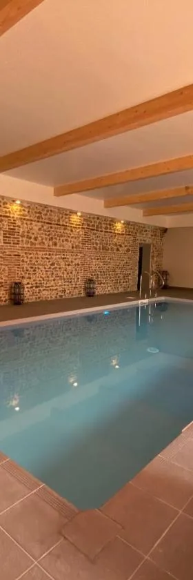 Hôtel-Spa-Piscine Le Petit Castel Beuzeville-Honfleur，位于伯泽维尔的酒店