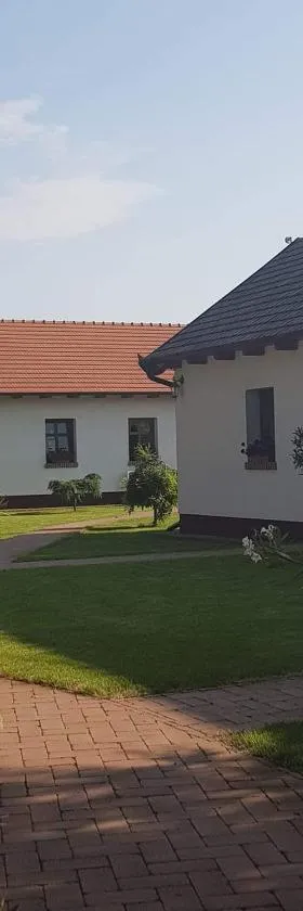 Tóth Vendégház és Apartmanház Újfehértó，位于Újfehértó的酒店