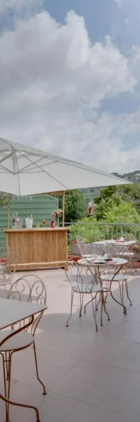 Hôtel CASABELLA Cannes Mouans Sartoux，位于穆昂萨尔图的酒店