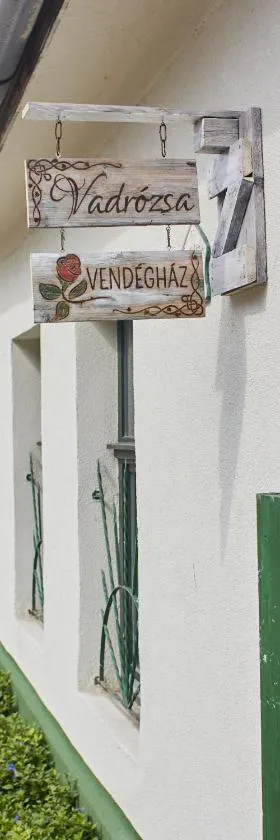 Vadrózsa Vendégház Rácalmás，位于Rácalmás的酒店