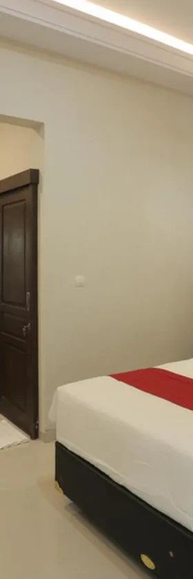 RedDoorz Plus near Solo Paragon Mall，位于Bonorejo的酒店