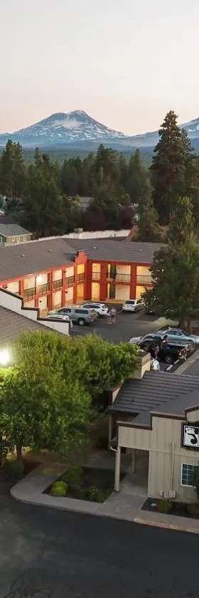 Sisters Inn & Suites，位于姊妹城的酒店