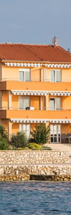 Apartmani Maslina，位于Tovrnele的酒店