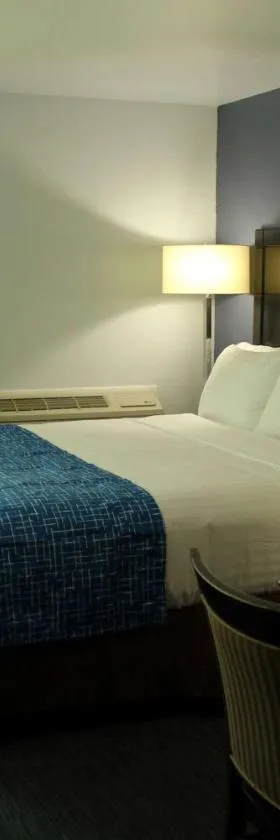 Travelodge by Wyndham Water's Edge Hotel - Racine，位于拉辛的酒店