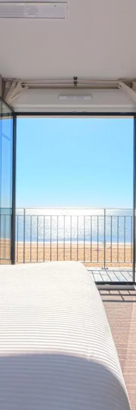 Les Flots - Hôtel et Restaurant face à l'océan - Châtelaillon-Plage，位于沙特拉永普拉日的酒店