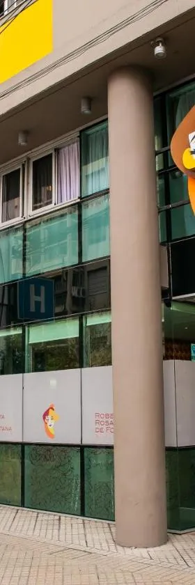 罗伯塔罗莎德丰塔纳套房酒店，位于罗萨里奥的酒店
