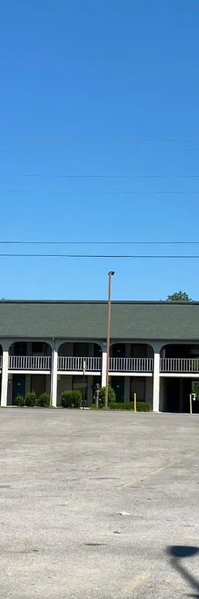 Riverfront Lodge，位于Burkesville的酒店