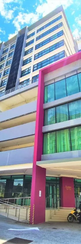 丽晶湾纽带套房酒店，位于梳邦再也的酒店