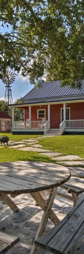 Peaceful Schulenburg Farmhouse with Fire Pit and Grill，位于Schulenburg的酒店