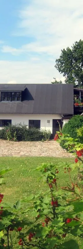 Brösarp Källagården Stora Gårdslägenheten，位于布勒萨普的酒店
