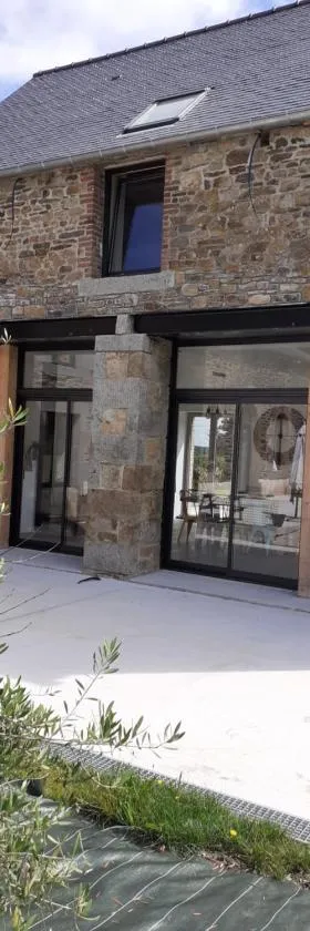 Chambres d`hôtes Domaine des Haies，位于多尔德布列塔尼的酒店