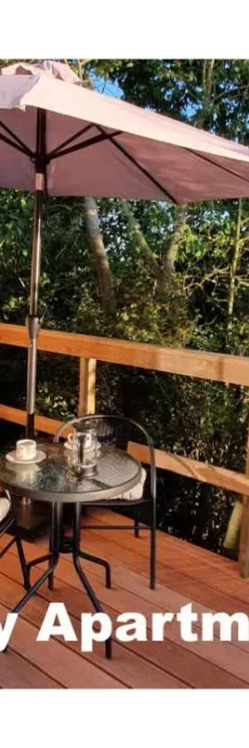The Cherry Apartment - 'Den Gule Svane' Guest House near Rønne & Beach，位于伦讷的酒店