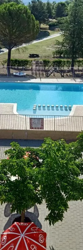 Camping la Rouviere les Pins，位于瓦纳斯的酒店