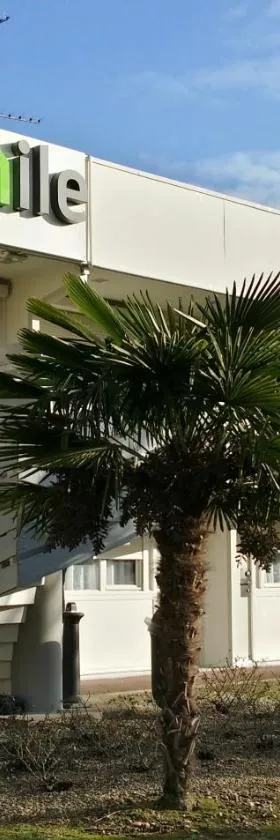 钟楼里昂北艾库里酒店，位于伊居利的酒店