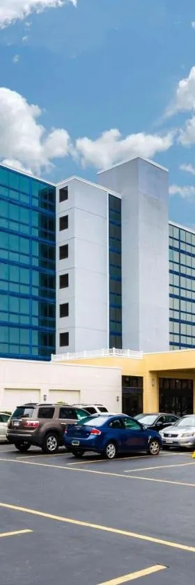 Ramada Plaza by Wyndham Virginia Beach Oceanfront，位于弗吉尼亚海滩的酒店