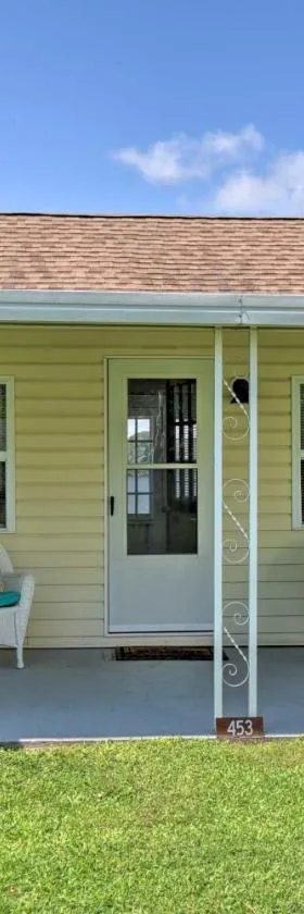 Romantic Waterfront Abode with Patio and Dock!，位于Deltaville的酒店