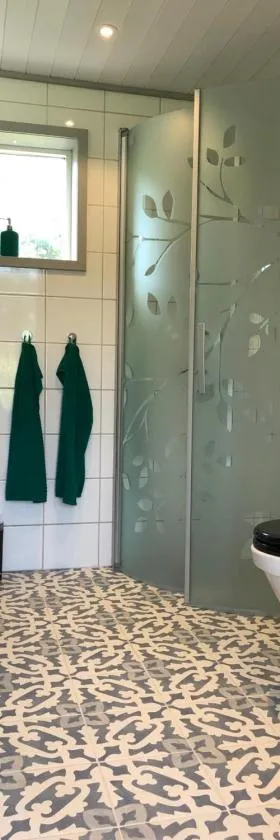 Mysig nybyggd stuga nära hav och natur，位于Klövedal的酒店