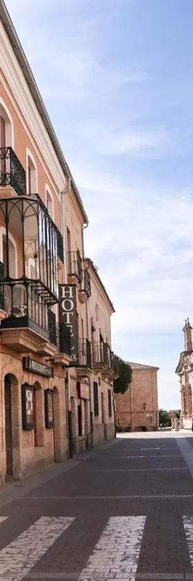 Hotel Arcos Catedral，位于罗德里戈城的酒店