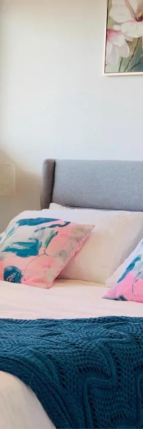 Beautiful Home close to Shopping Mall and Train Hornsby，位于霍恩斯比的酒店