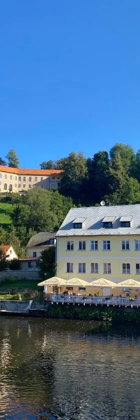 Rožmberk Inn，位于伏尔塔瓦河畔罗日姆贝克的酒店