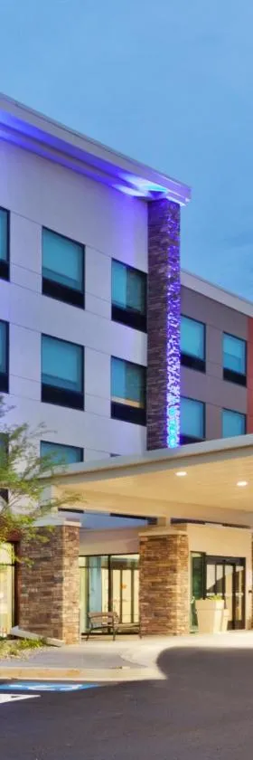 Holiday Inn Express & Suites - Fayetteville by IHG，位于费耶特维尔的酒店