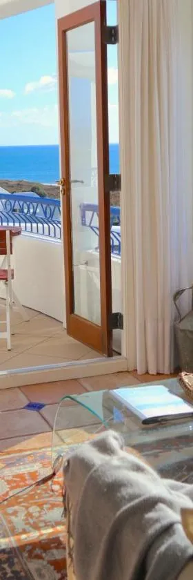 Naxos - Med style castle, ocean views from every room!，位于Bowentown的酒店