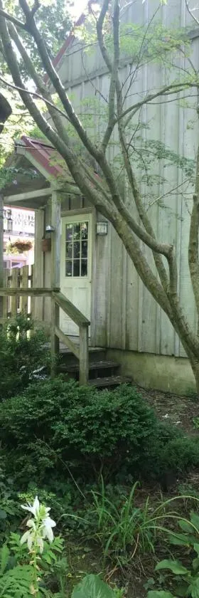 Carriage House Hideaway In Center of Chestertown，位于切斯特顿的酒店