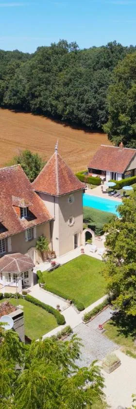 Le Petit Chateau De Sainte Colombe，位于Bouges-le-Château的酒店