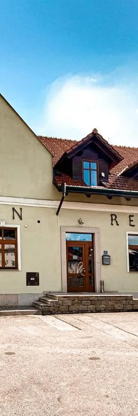 Penzion a restaurace U ŘEKY，位于萨扎瓦河畔莱代奇的酒店