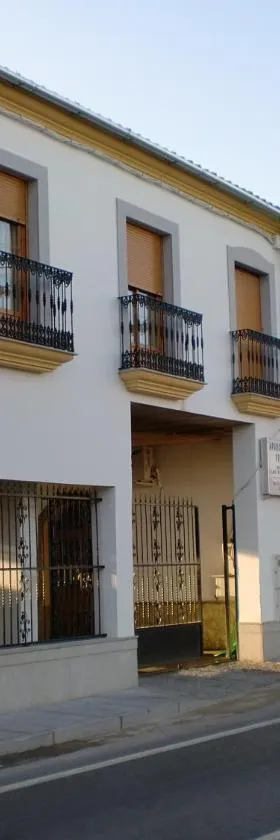 拉斯特雷斯霍塔斯旅舍，位于Alcaracejos的酒店