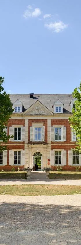 Logis Domaine De Valaudran，位于萨勒布里的酒店