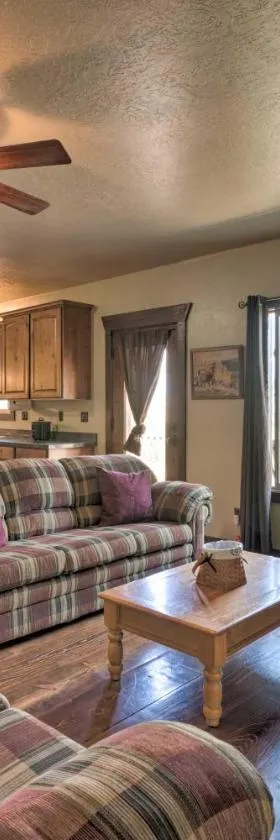 Well-Appointed Sterling Casita with Full Kitchen!，位于Sterling的酒店