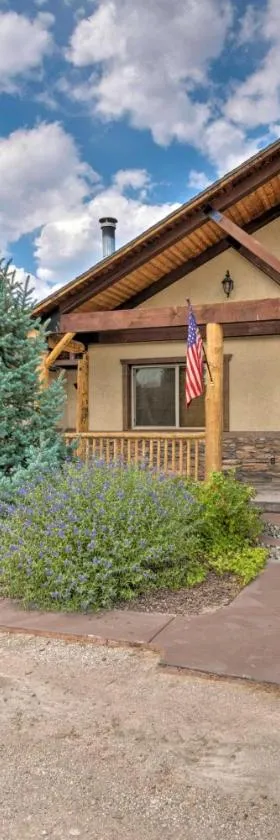 Secluded Sterling Abode Near Palisade State Park!，位于Sterling的酒店