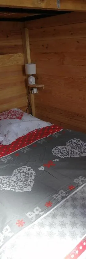 patrice et chrstel Cabane en bois，位于Chatuzange-le-Goubet的酒店