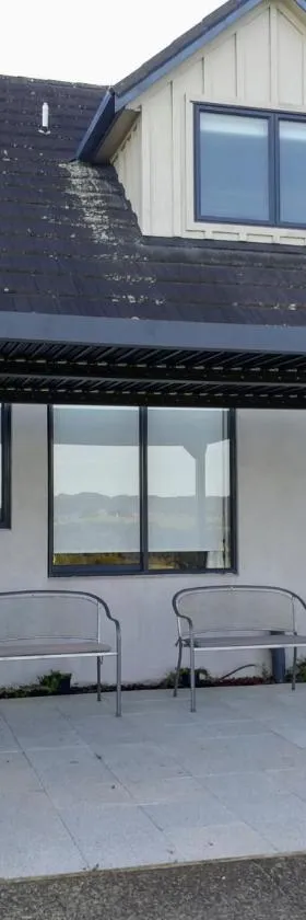 Kakariki Rooms, Kotare House，位于Tawharanui的酒店