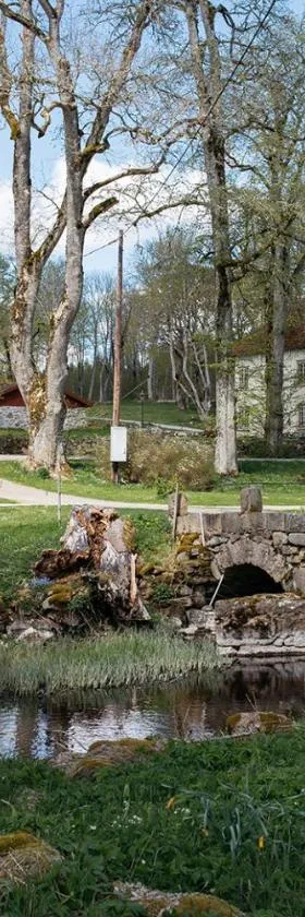Vandrarhemmet Årås Säteri och Trädgårdar，位于Årås的酒店