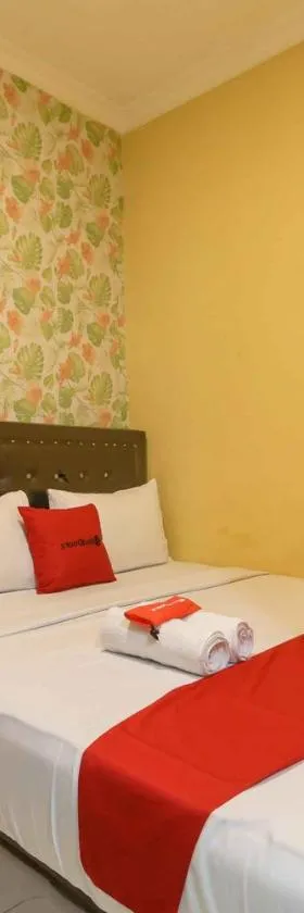 RedDoorz Syariah near Jam Gadang Bukittinggi 2，位于武吉丁宜的酒店