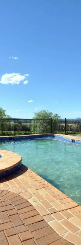 Beggars Bridge Vineyard Homestead with pool and tennis，位于罗斯伯里的酒店