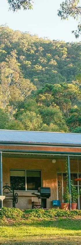 Lyrebird Studio Secluded Retreat in the Watagans. 20 min drive to Cessnock，位于Ellalong的酒店
