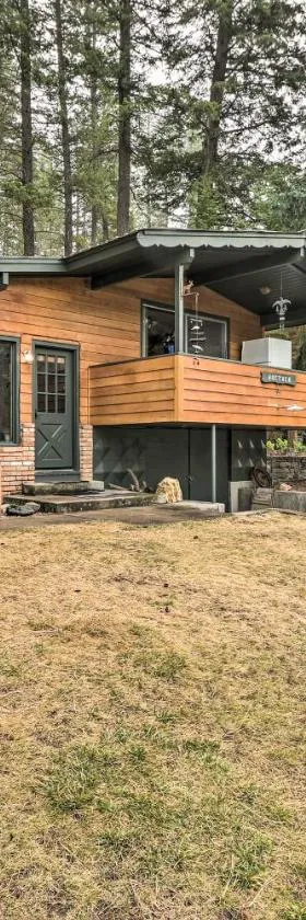 Flathead Lake Waterfront Cabin with Dock and Kayaks，位于波尔森的酒店