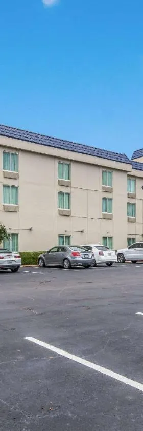 Clarion Inn & Suites Central Clearwater Beach，位于克利尔沃特的酒店