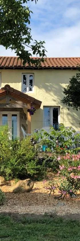 The Walnut Tree Chambre d'Hotes，位于Le Dorat的酒店